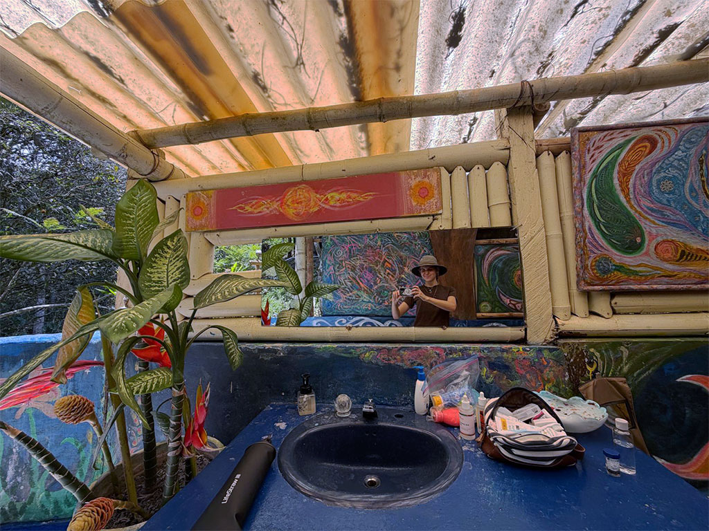 Baño artesanal con murales