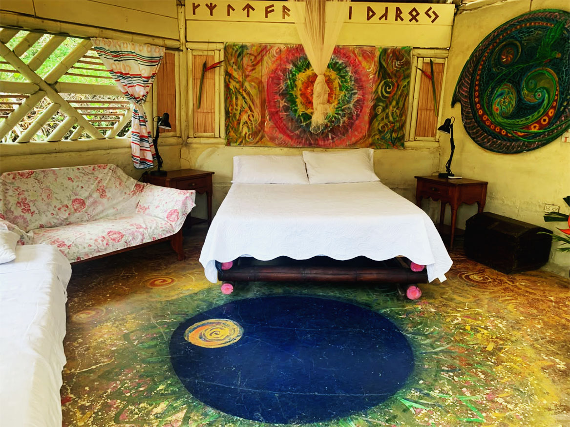 Cosmic Bungaló — cama y mándala