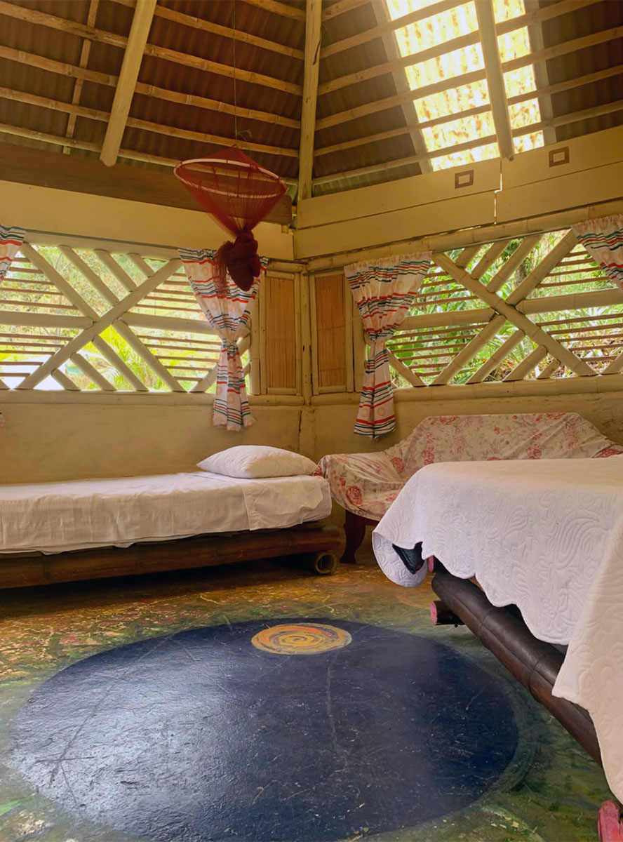 Interior en bambú de Cosmic Bungaló